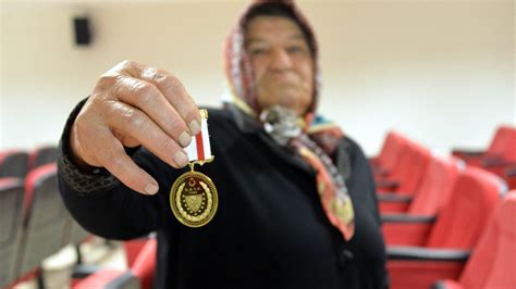 K­ı­b­r­ı­s­ ­g­a­z­i­s­i­n­i­n­ ­m­a­d­a­l­y­a­s­ı­ ­v­e­f­a­t­ ­e­t­t­i­k­t­e­n­ ­3­0­ ­y­ı­l­ ­s­o­n­r­a­ ­v­e­r­i­l­d­i­